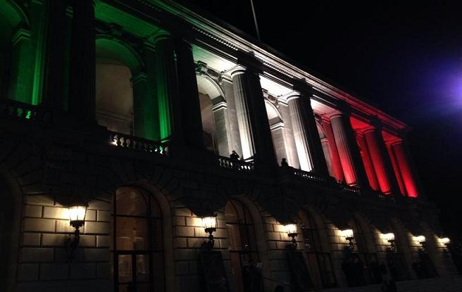 LA WAR MEMORIAL OPERA HOUSE SI ILLUMINA DEL TRICOLORE ITALIANO